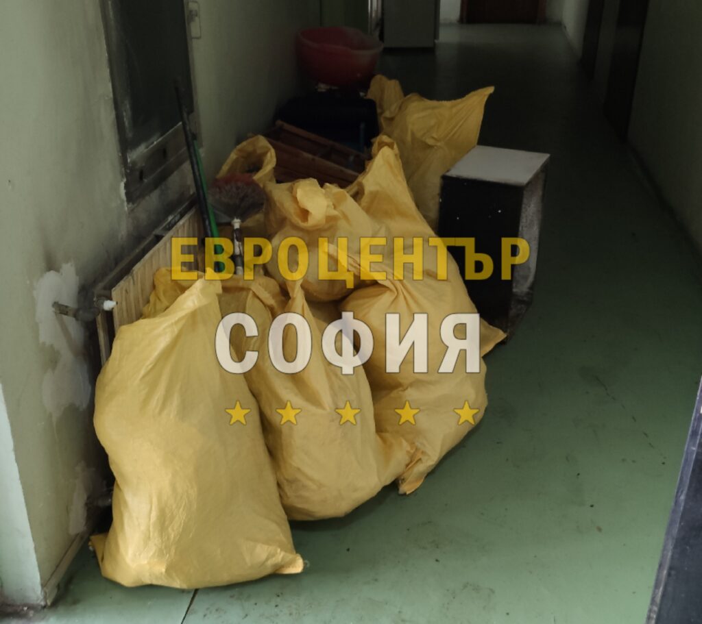 Почистване на апартамент с боклук и мебели