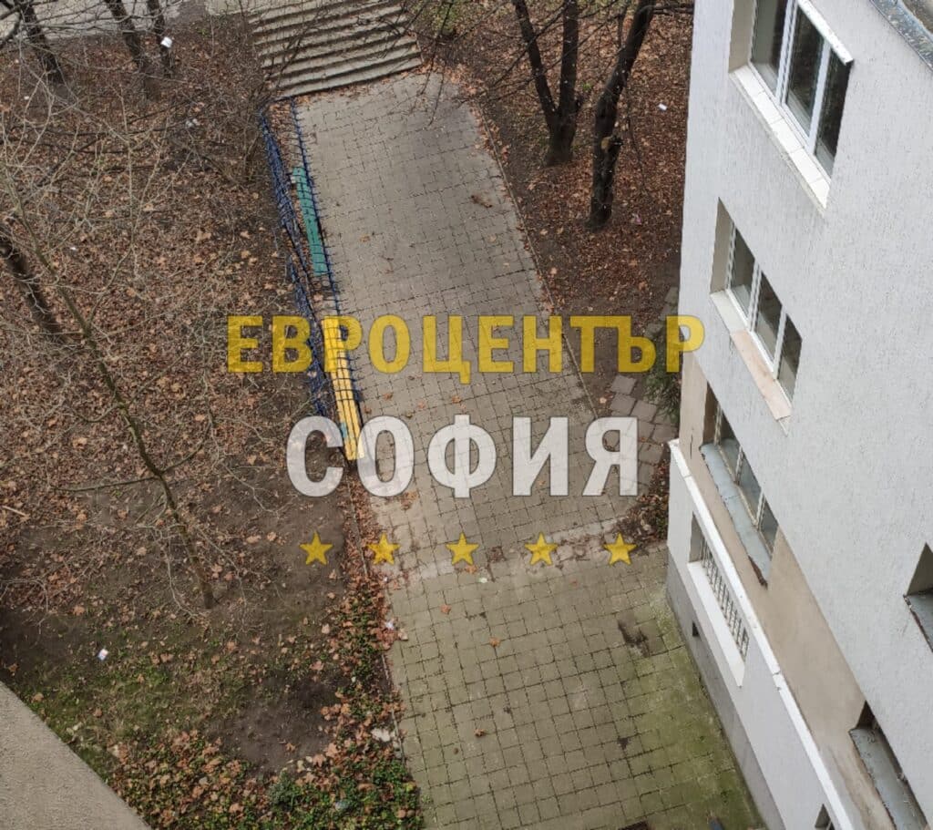 Събиране на листа и храсти - почиства между блоковете